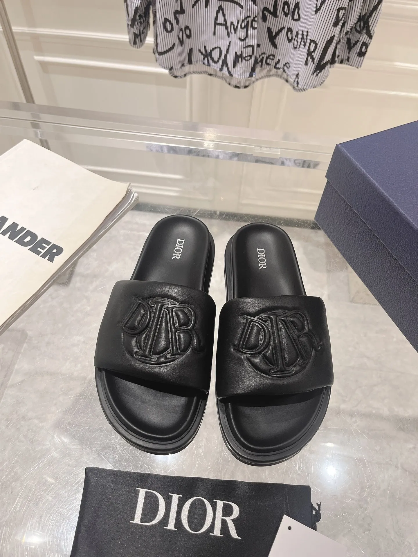 👟👟Ex-factory price 420👟👟 #Men's top version 𝐃𝐈𝐎𝐑# Dior's new men's summer slippers 🔥Purchase the original development Alias ​​sandals are new products in 2024. They are a leisurely and exquisite work. The upper is made of imported denim ➕ calfskin 🔥 Original molded rubber outsole provides the best comfort 🔥 ✔️Size: #38-46